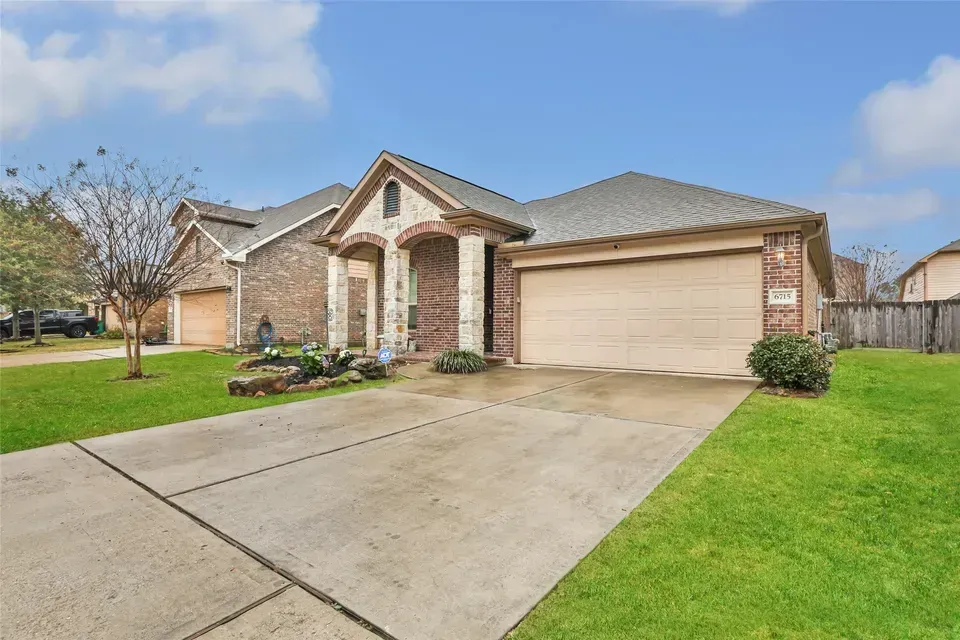 Baytown Concrete builds and installs Driveway