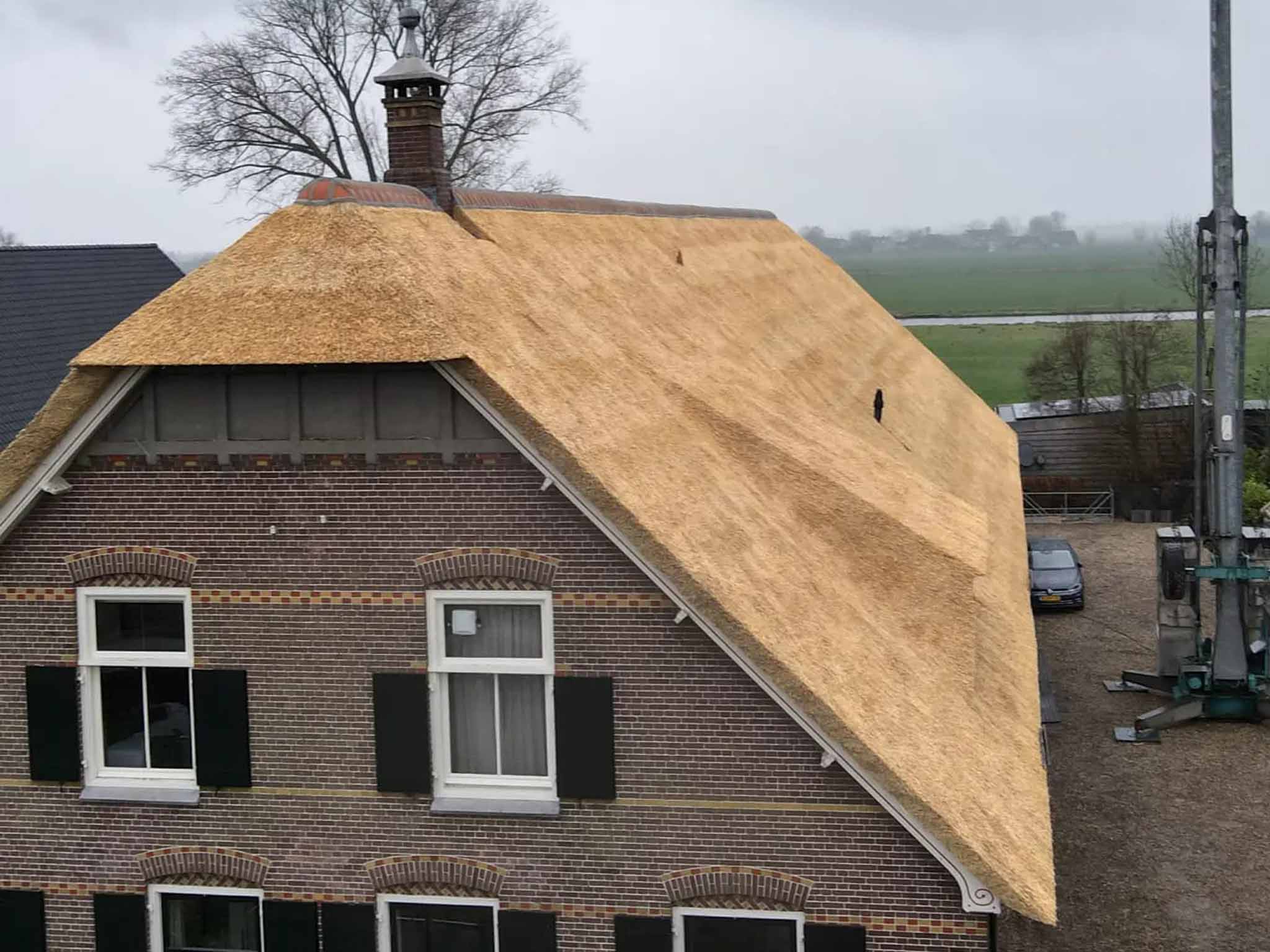 Gerestaureerd rieten dak monumentaal pand