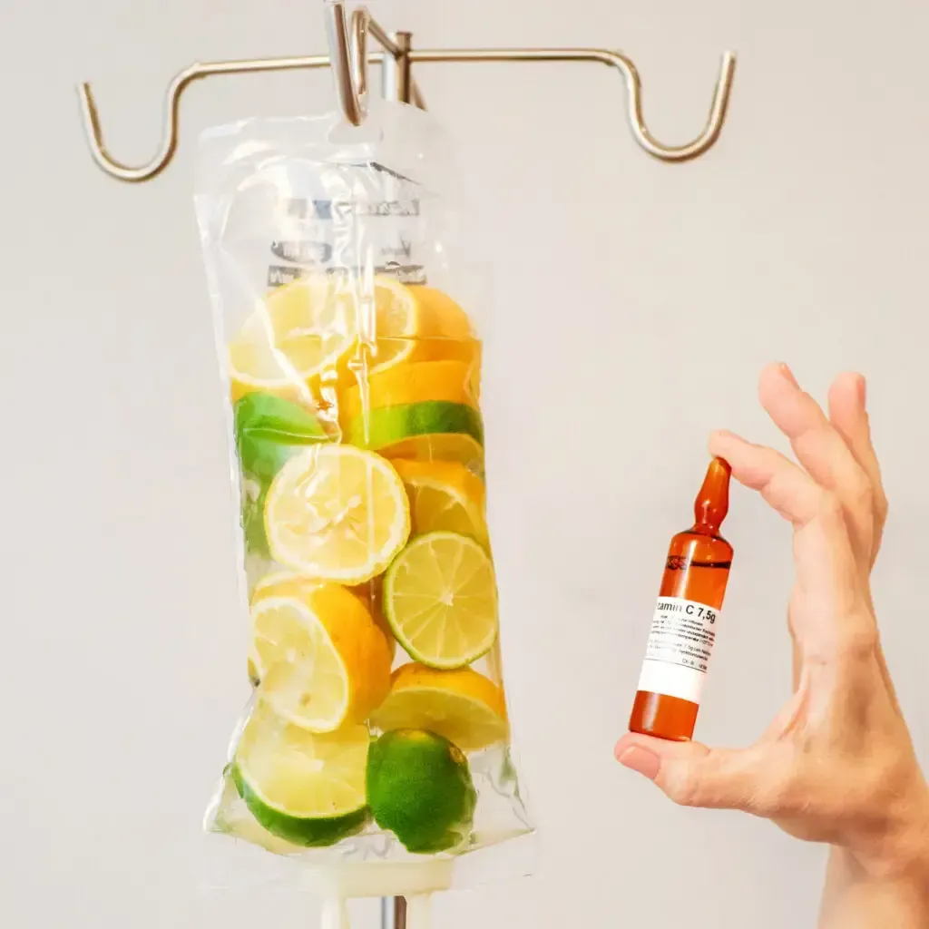 Suero intravenoso de vitaminas para reforzar el sistema inmunológico en AMADO CLINIC