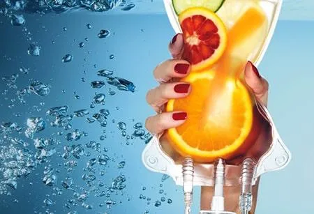 Paciente recibiendo una infusión de vitaminas por vía intravenosa en Doral