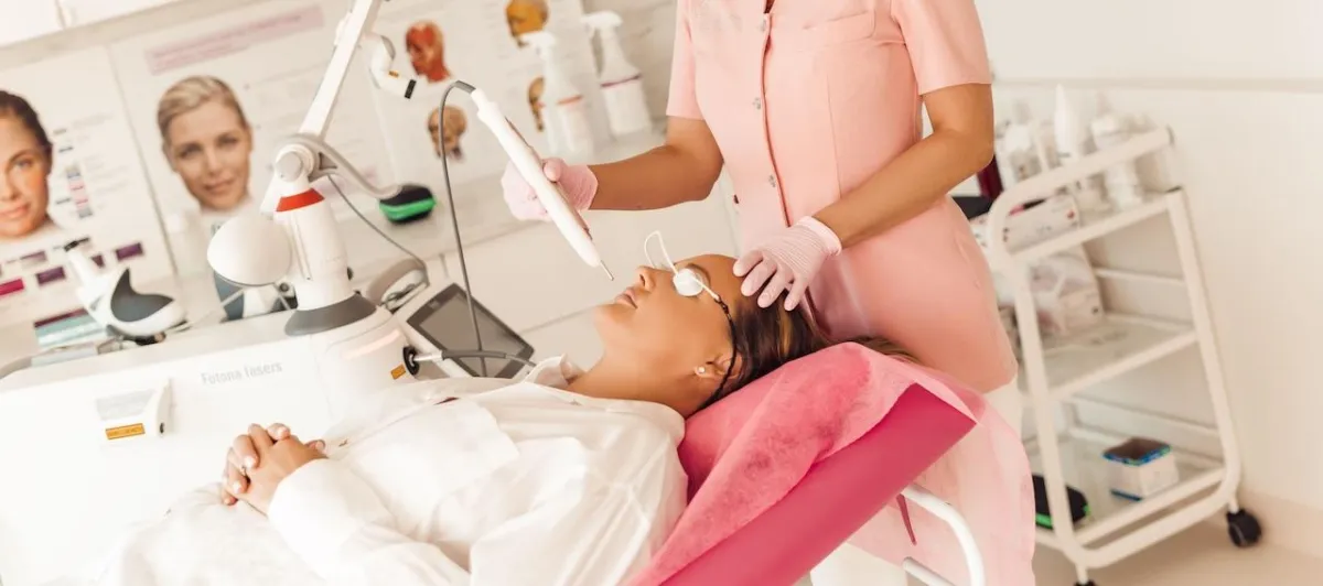 Tratamiento de depilación láser facial en AMADO CLINIC