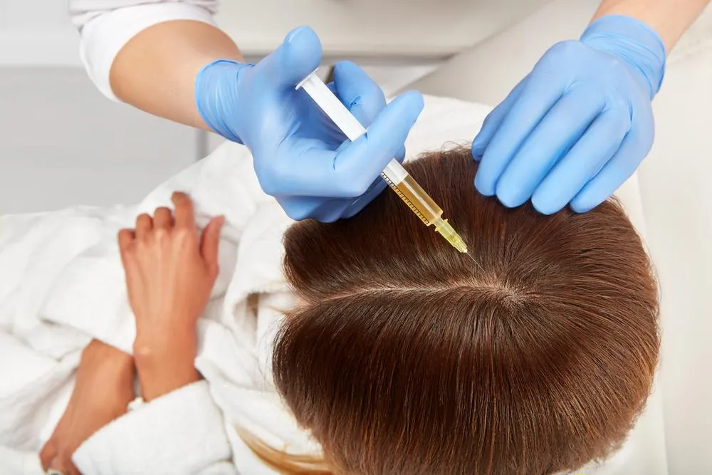 Enfermera estética realizando terapia con plasma