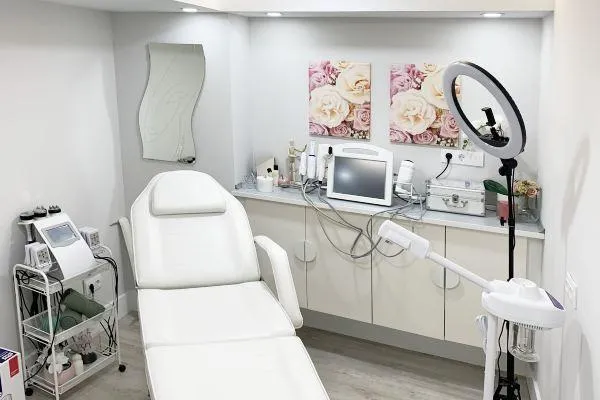 Sala de consulta estética en AMADO CLINIC, Miami