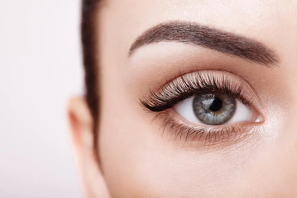 Esteticista realizando un tratamiento facial en Doral