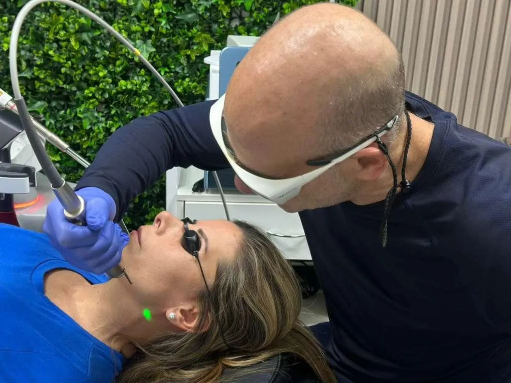 Tratamiento facial con láser Fotona en Miami