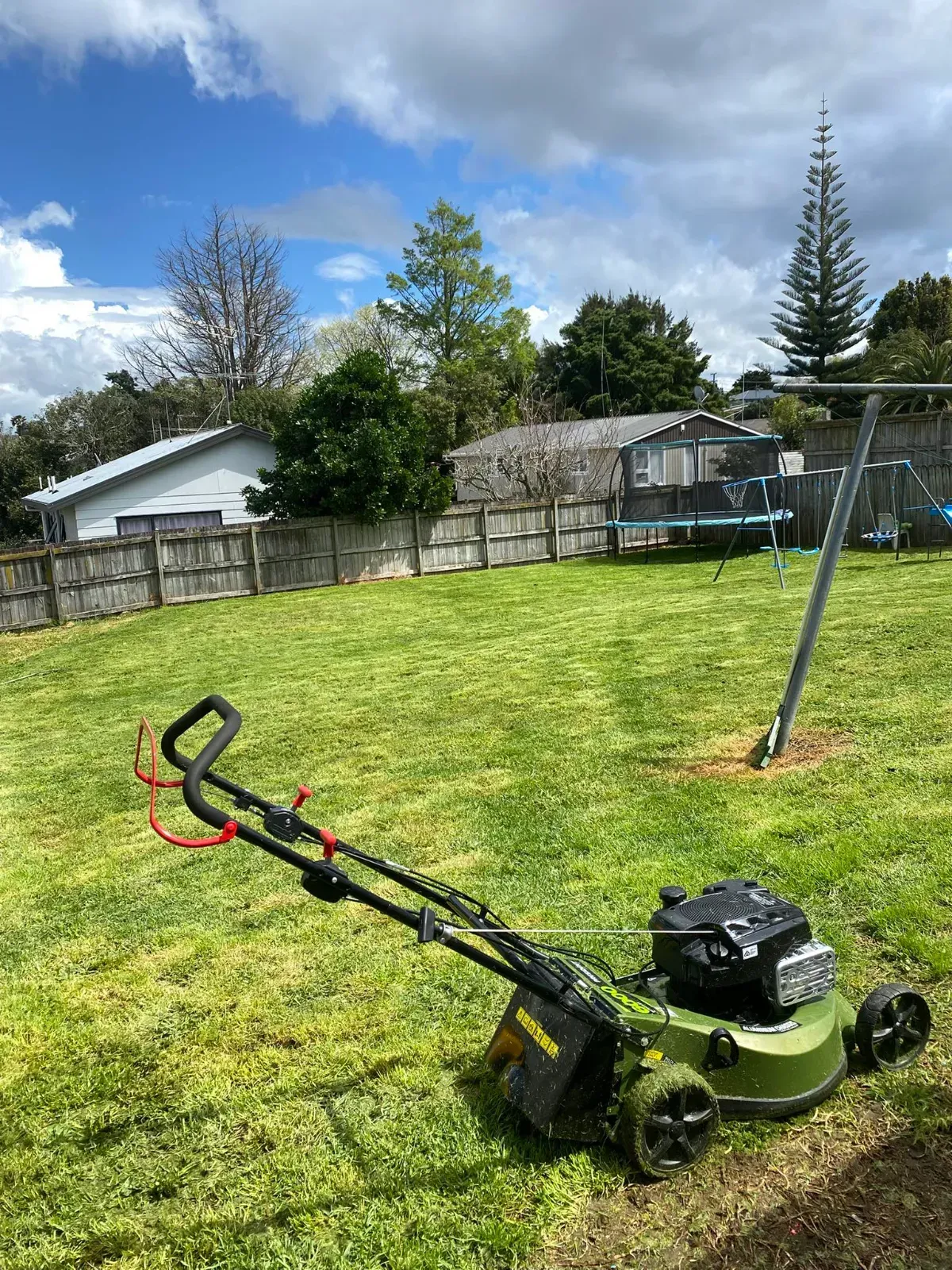 Lawn mowing service in Auckland