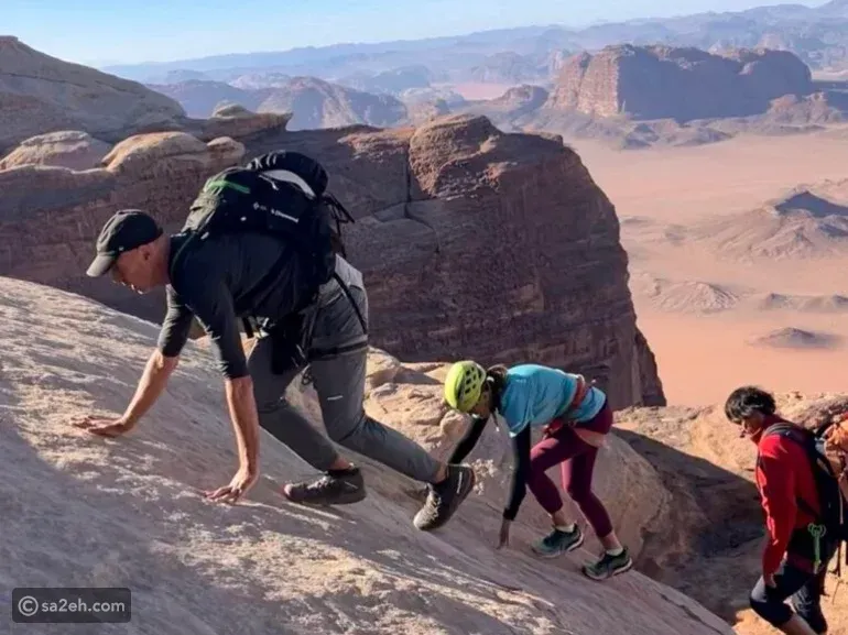 تسلق الصخور ومشاهدة غروب الشمس: مغامرة تجمع التحدي والسكون