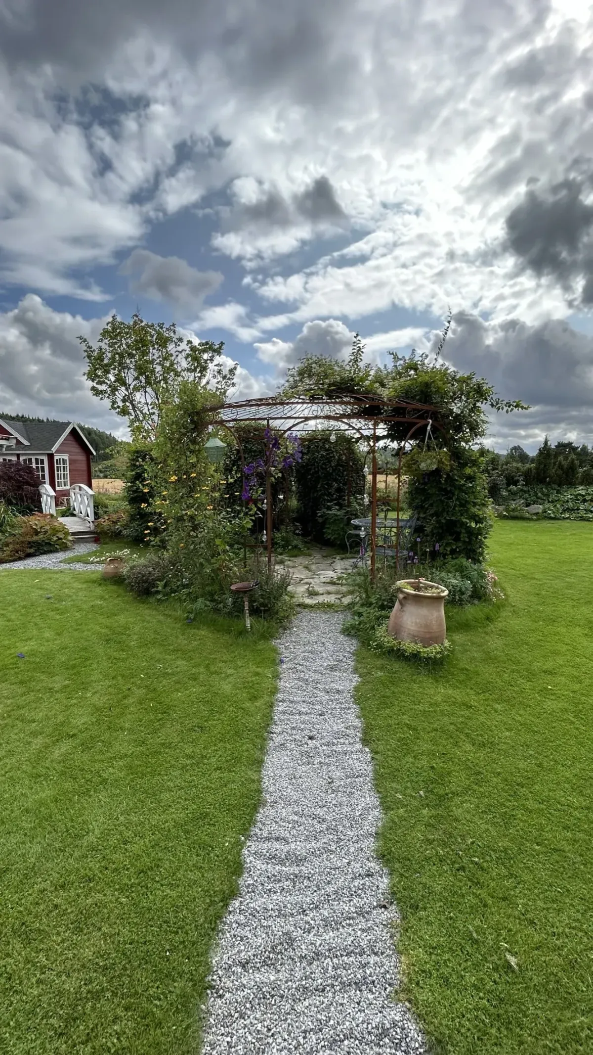 Hage med pergola