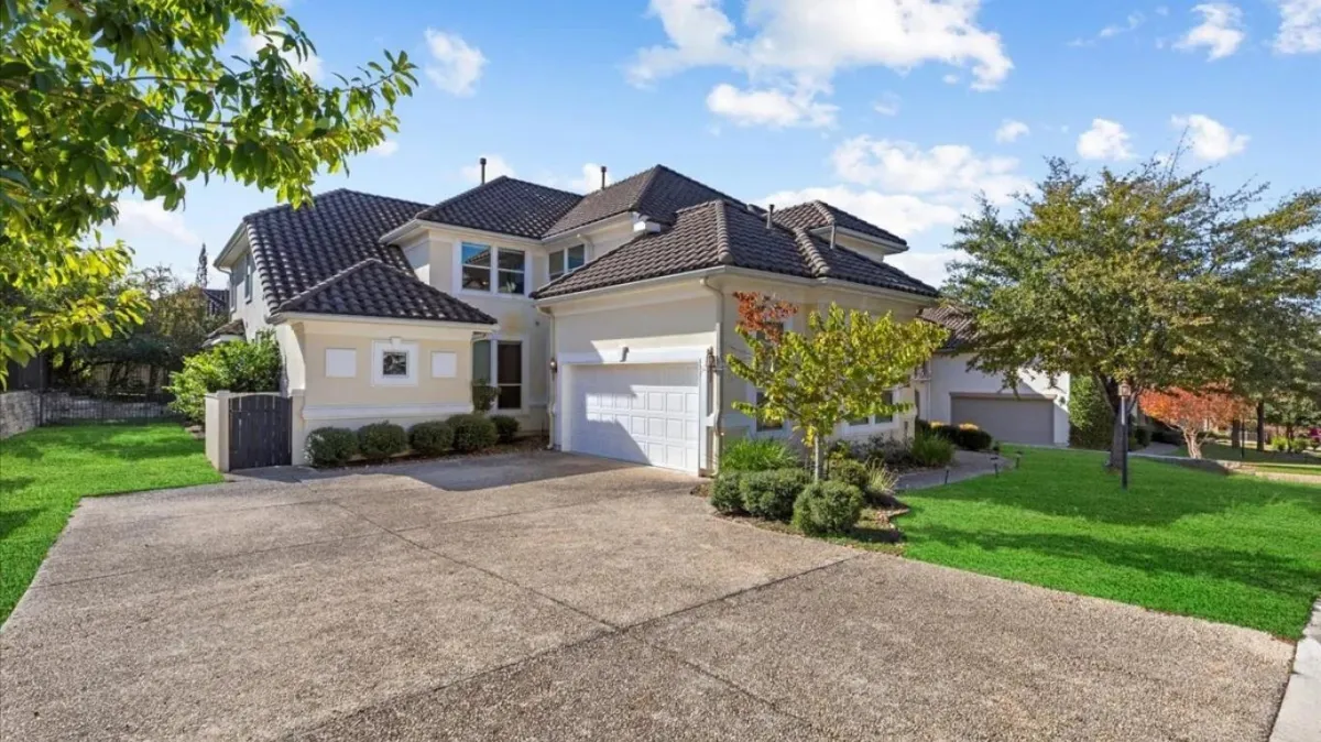 San Antonio Concrete builds and installs driveway