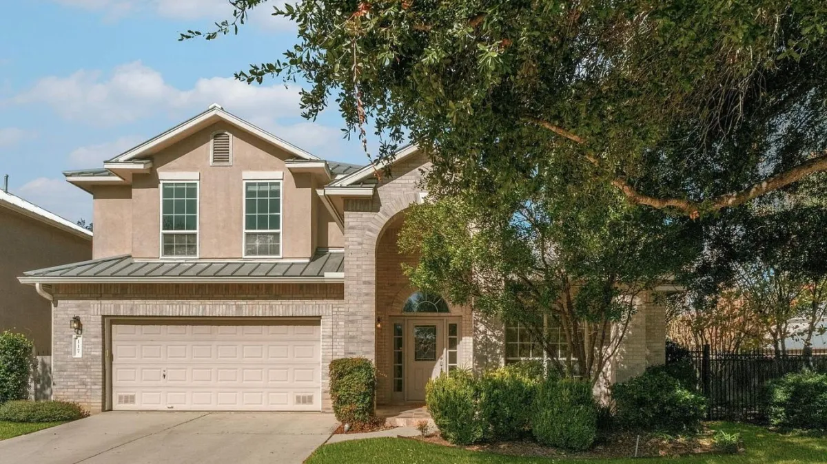 San Antonio Concrete builds and installs driveway