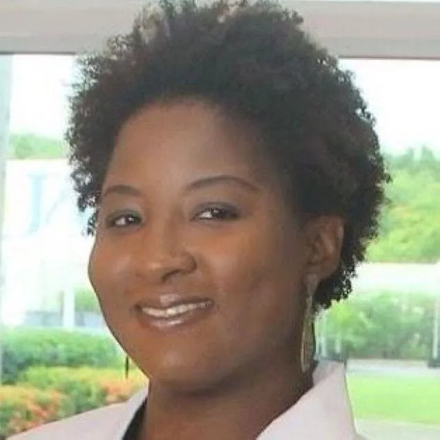 Professional headshot of Tradena N. Rayner, MS, RDN, CDN — bariatric and GLP-1 registered dietitian nutritionist and mindset coach known as “The Real Talk Nutritionist,” helping clients rebuild confidence, consistency, and peace after weight loss.