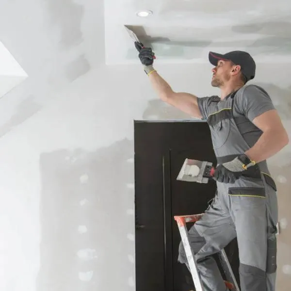 Handwerker bei professioneller Spachtelarbeit im Innenausbau