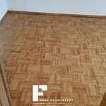 Parkettsanierung in Ebersbach – abgenutzter Holzboden geschliffen und neu lackiert.