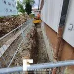 Freigelegtes Fundament mit Grabarbeiten für Drainage in Ebersbach