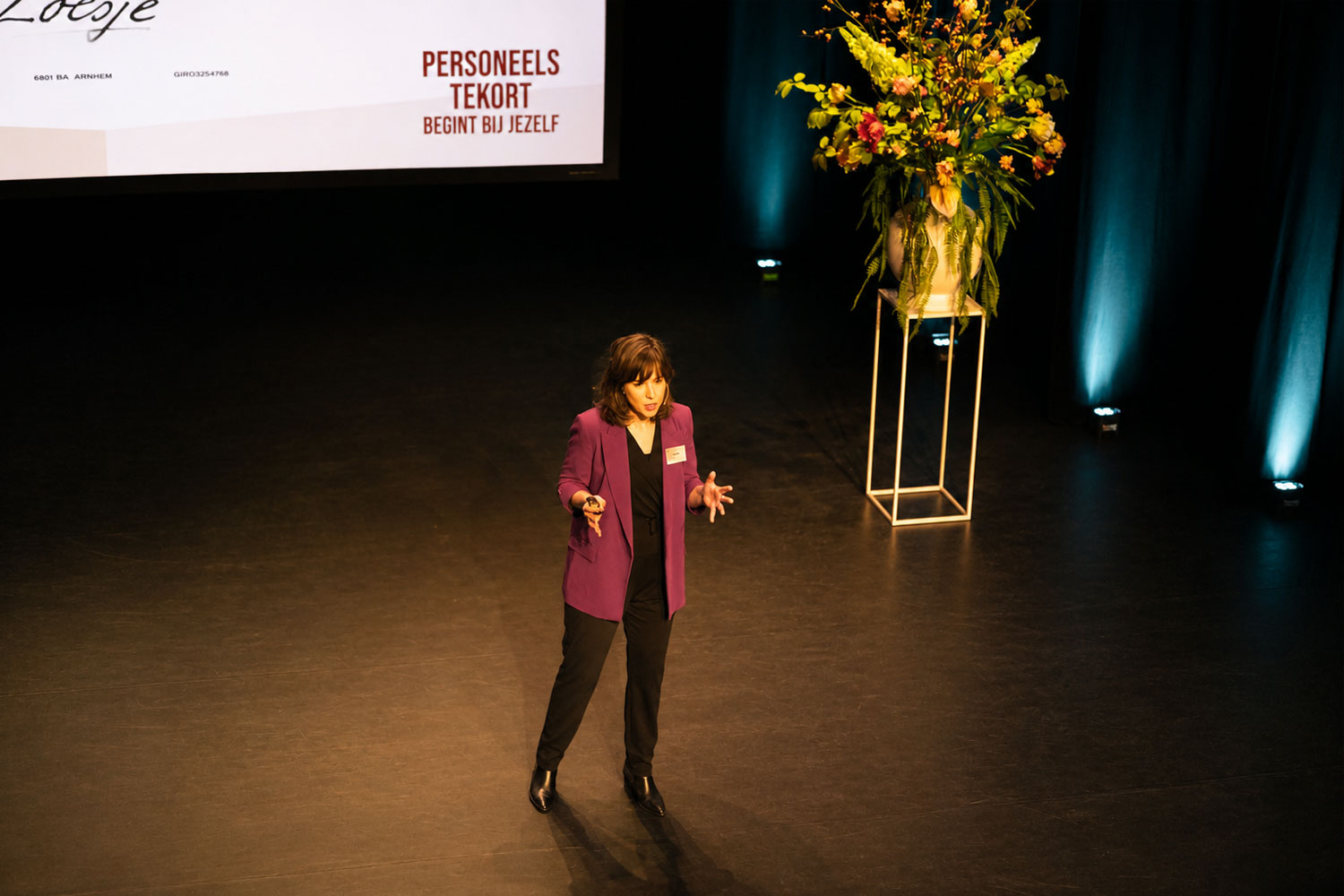 Kirsten de Roo tijdens een lezing over leiderschap en personeelstekort