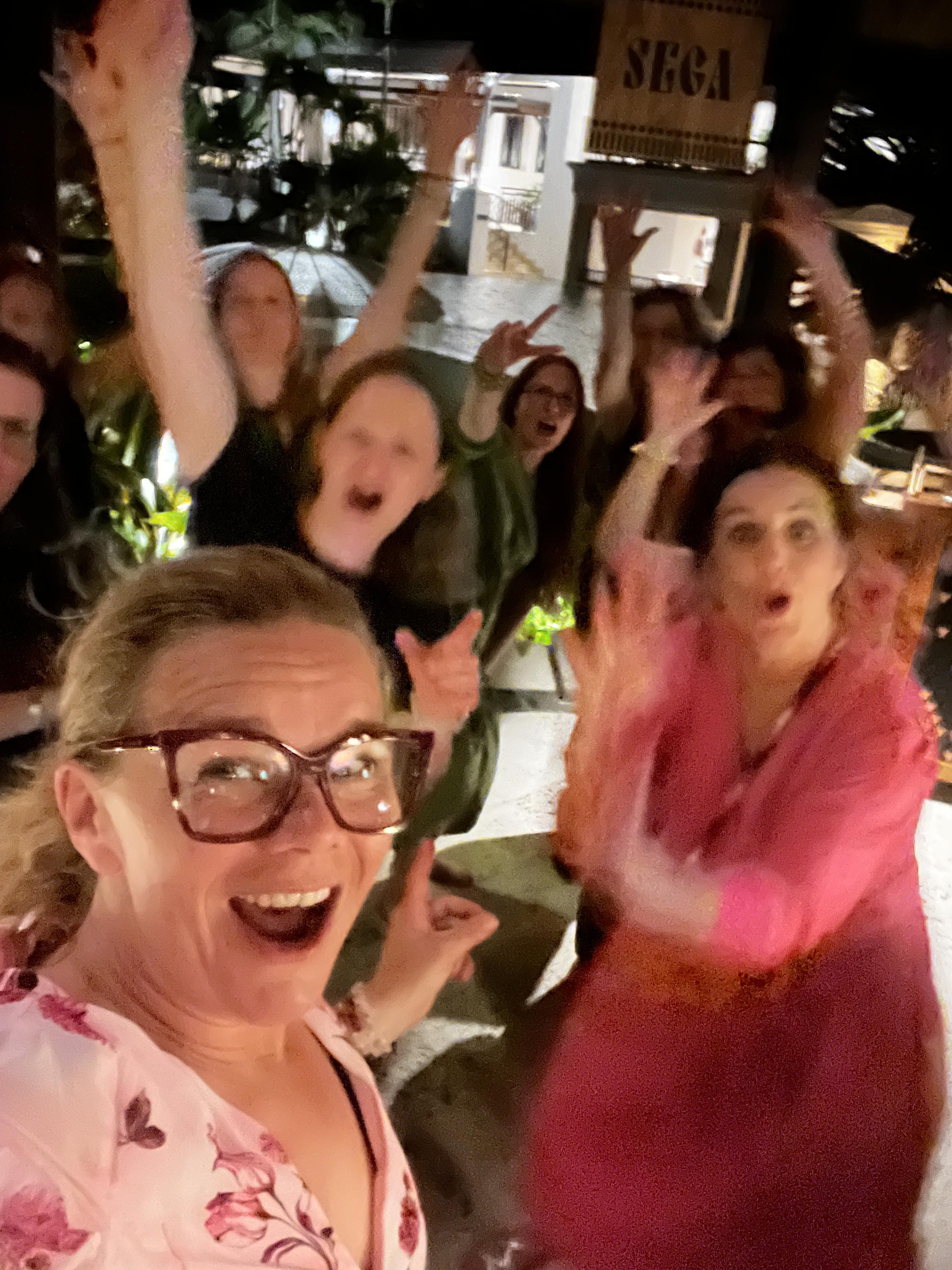 Anstoßen auf den Erfolg: Yvonne mit einem Glas Champagner über den Wolken – Belohnung für ein sichtbares Business.