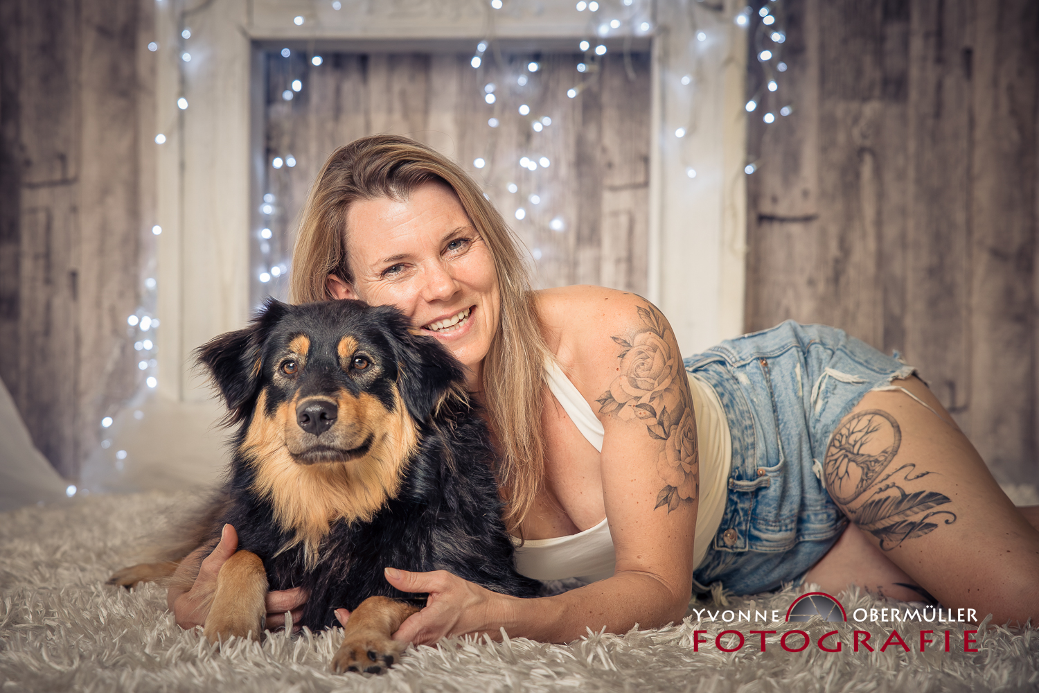 Authentische Business-Fotografie: Lächelnde Frau an ihrem hellen Arbeitsplatz mit modernem Computer – Sichtbarkeit für dein Business