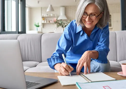 A home owner taking notes while on a zoom call with a an easy close home buyers agaent 