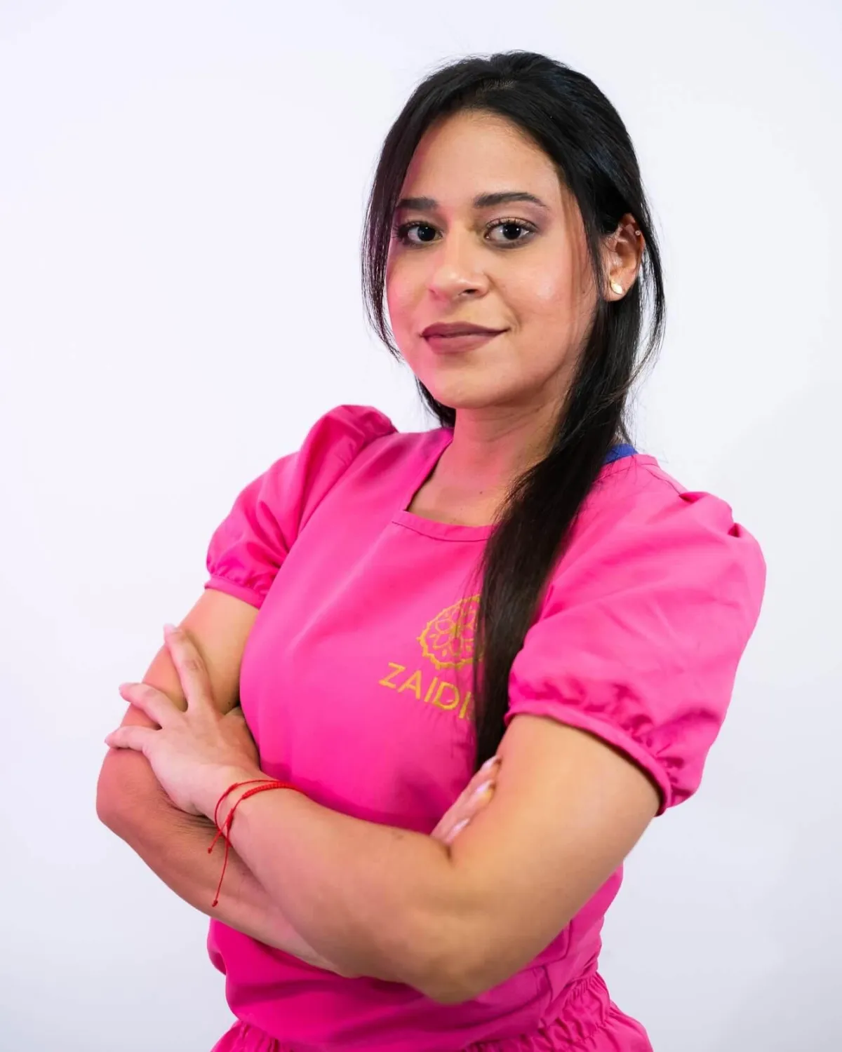 Cosmetóloga Lissety Zambrano, especialista en diseño de cejas y tratamientos faciales en Zaidi Nutrición y Estética, Bahía de Caráquez