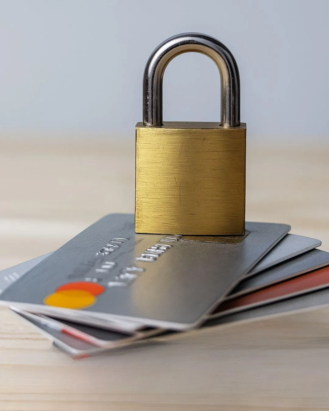 Tarjetas de crédito protegidas con candado, símbolo de seguridad financiera ante impagos y prevención de riesgos comerciales en empresas de Madrid y Fuencarral