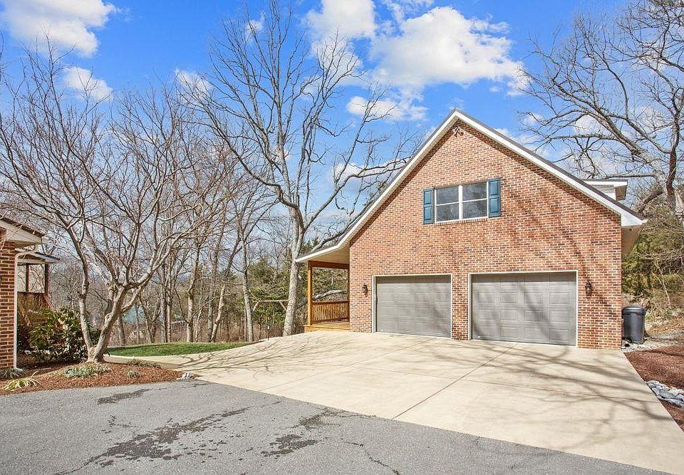 Dallas Concrete Pros builds and installs Driveway