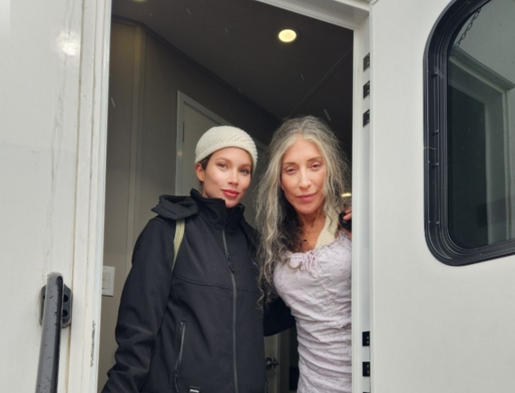 Accent coach working with Katey Sagal during an on-set dialect coaching session