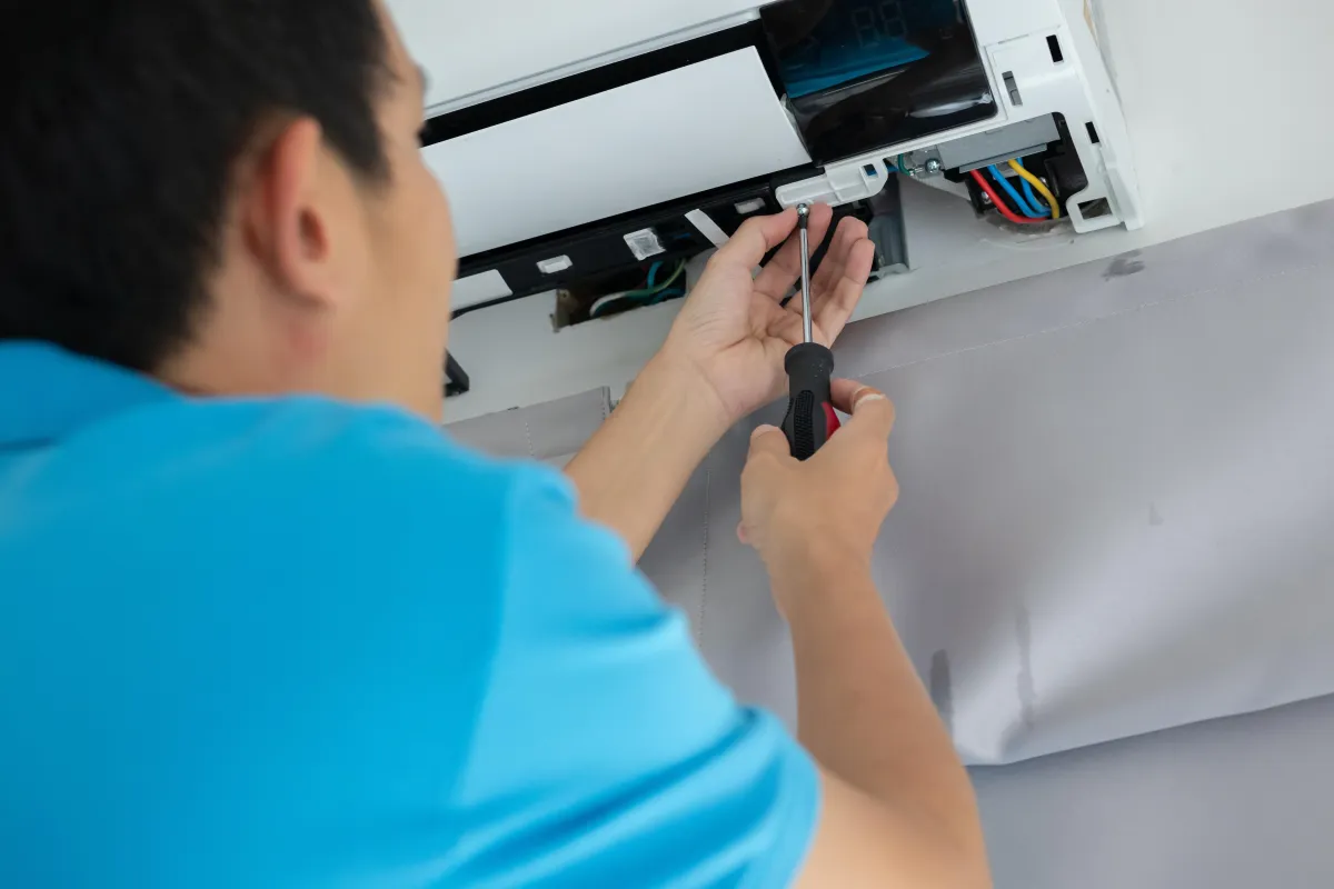 Soligo Air Florida Technician Maintaining Air Conditioner
