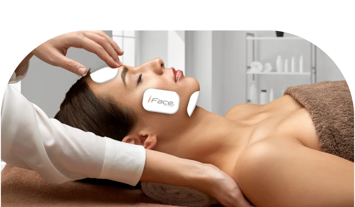 Person får ansiktsbehandling med i-face EMS-system