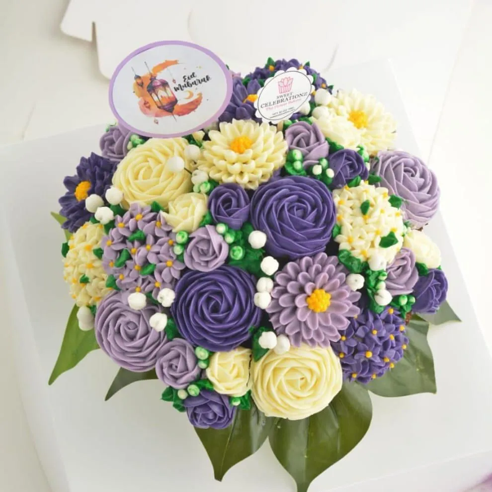 shallow focus photo of cupcakes