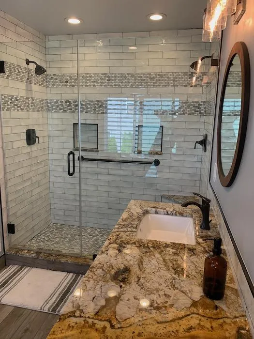 Side view of a shelf with a washbasin and mirror 