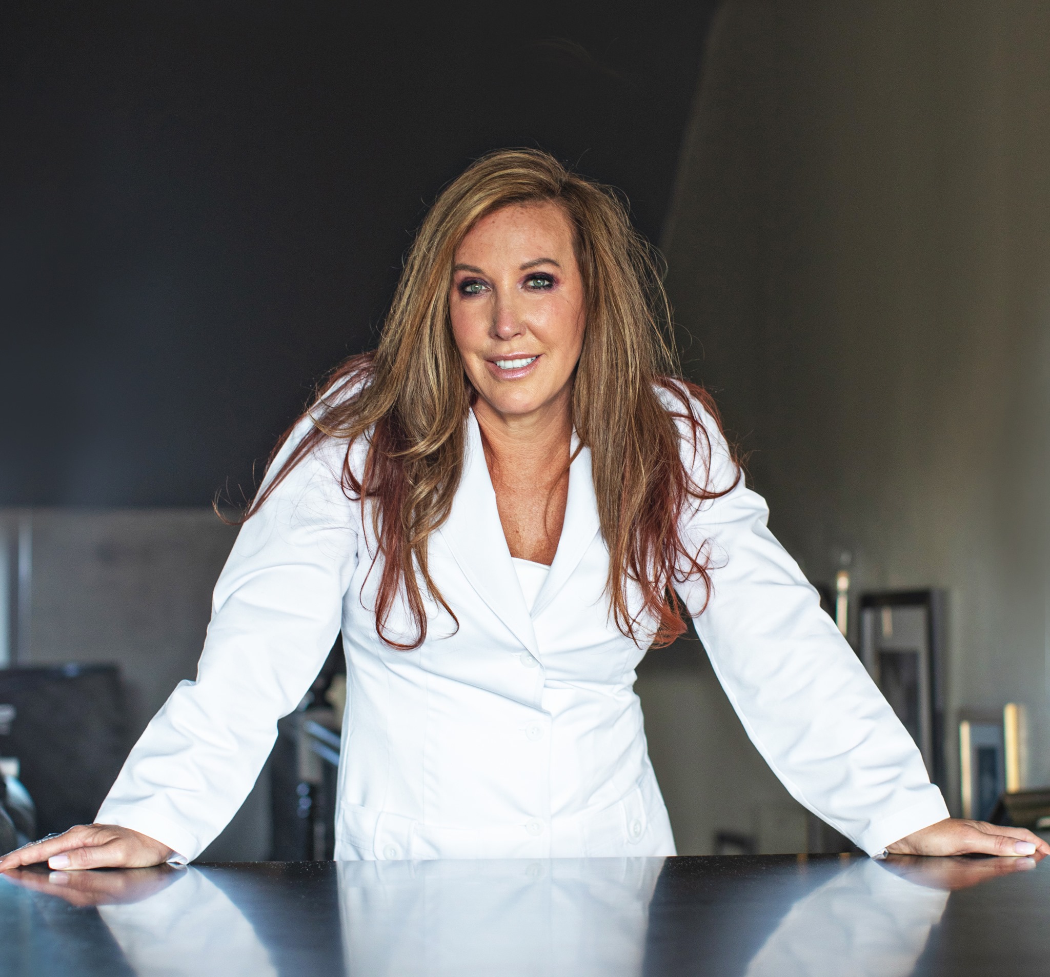 Dr. Christina Rahm, die wissenschaftliche Leiterin hinter den ROOT-Produkten, in einem professionellen Umfeld.