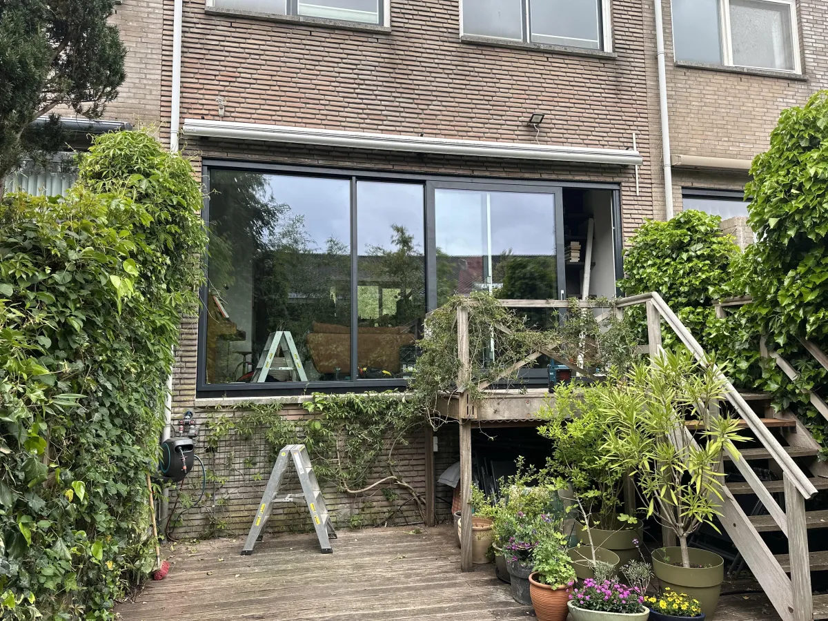 Detail van strak afgewerkt kunststof kozijn met HR++ glas