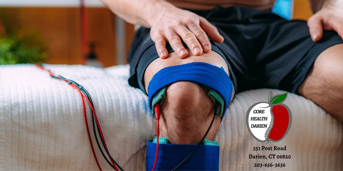 Tratamiento de terapia quiropráctica para el dolor de rodilla, combinando descompresión articular con Knee on Trac, técnicas avanzadas como Trigenics y bandas de restricción del flujo sanguíneo para mejorar la circulación, aliviar el dolor y fortalecer los músculos.