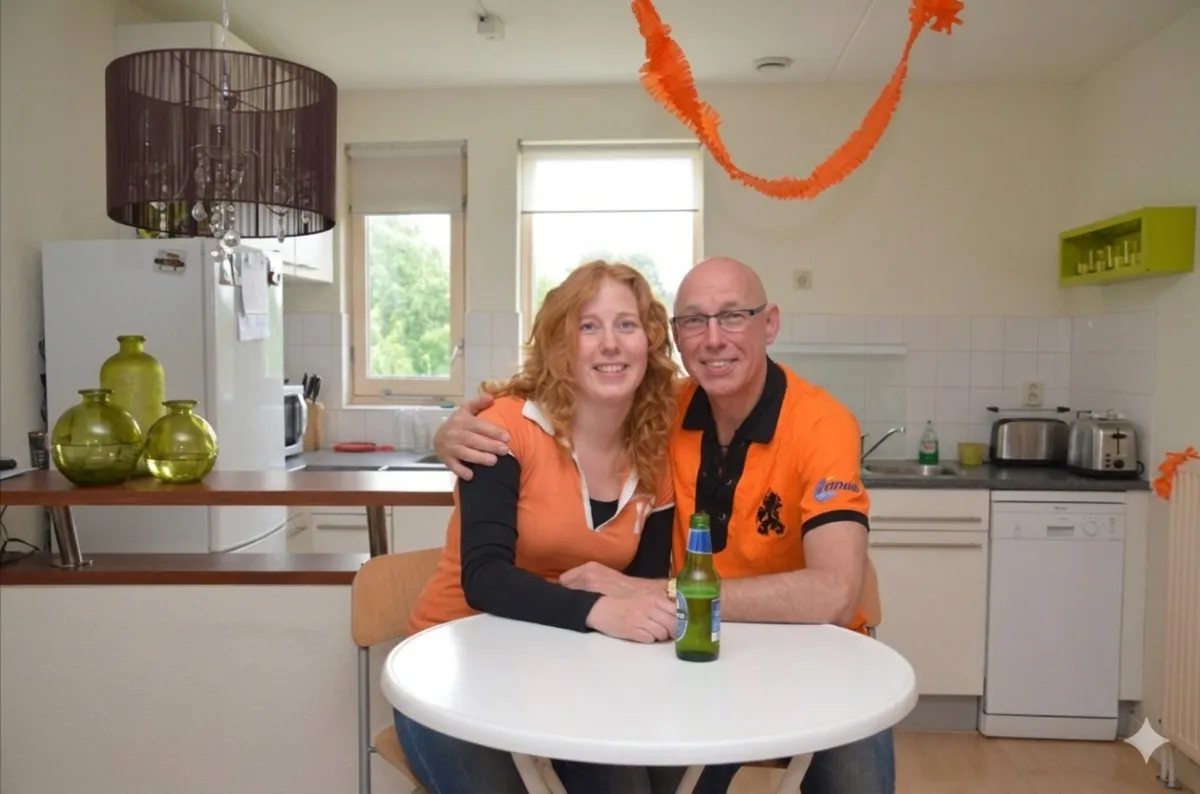 Nicole met haar vader in haar appartement aan de Winkelwaard, een plek vol herinneringen.