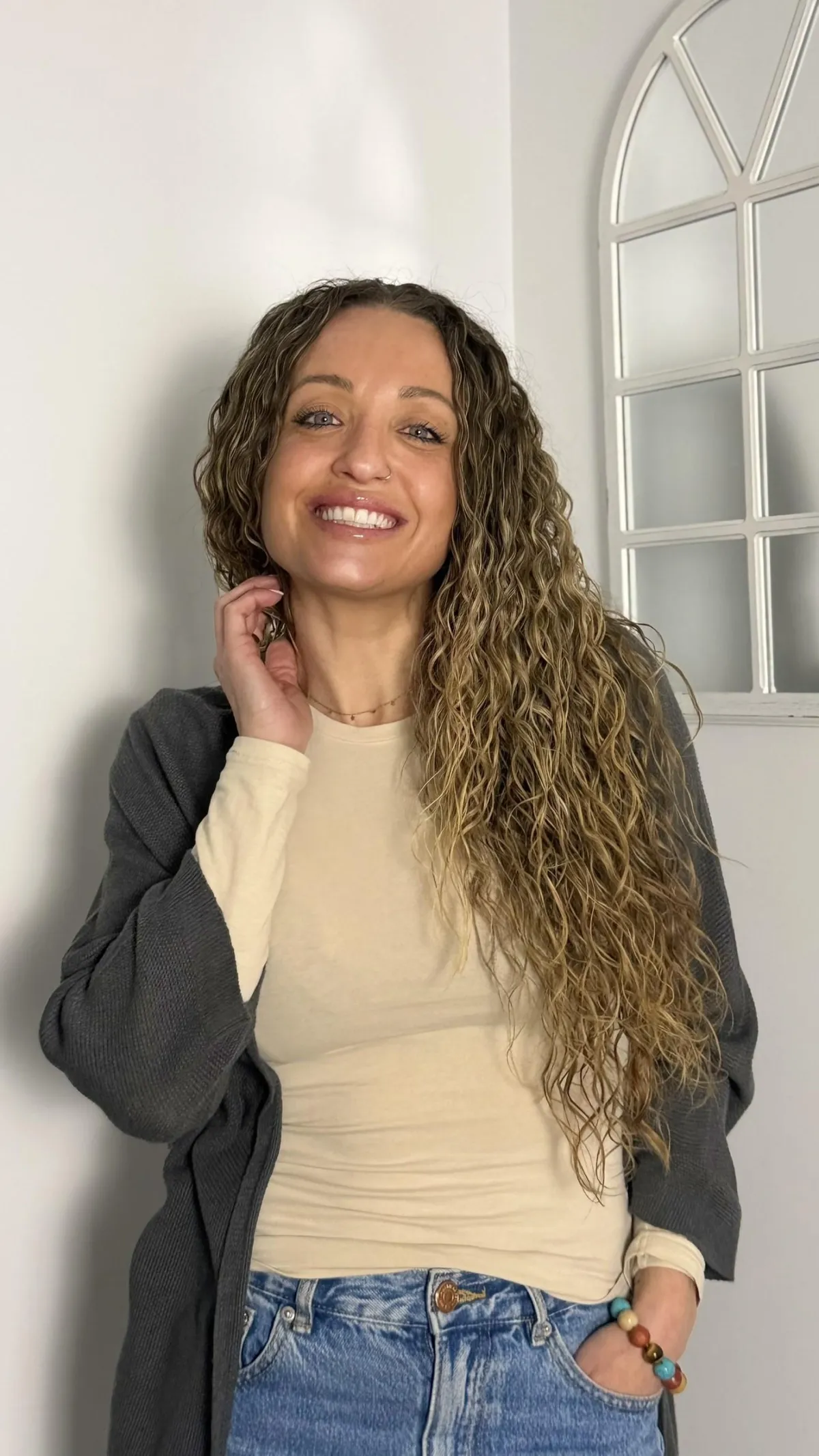 Fachada y jardín de finca rural al atardecer, tonos naturales y atmósfera cálida y acogedora.