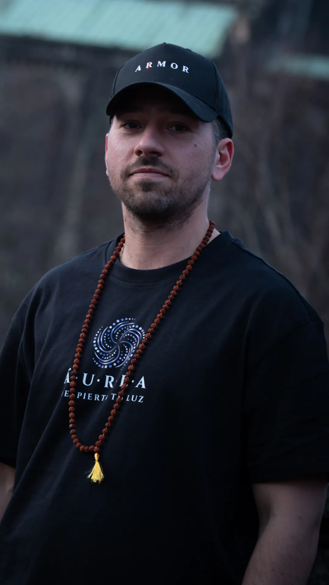 Fachada y jardín de finca rural al atardecer, tonos naturales y atmósfera cálida y acogedora.