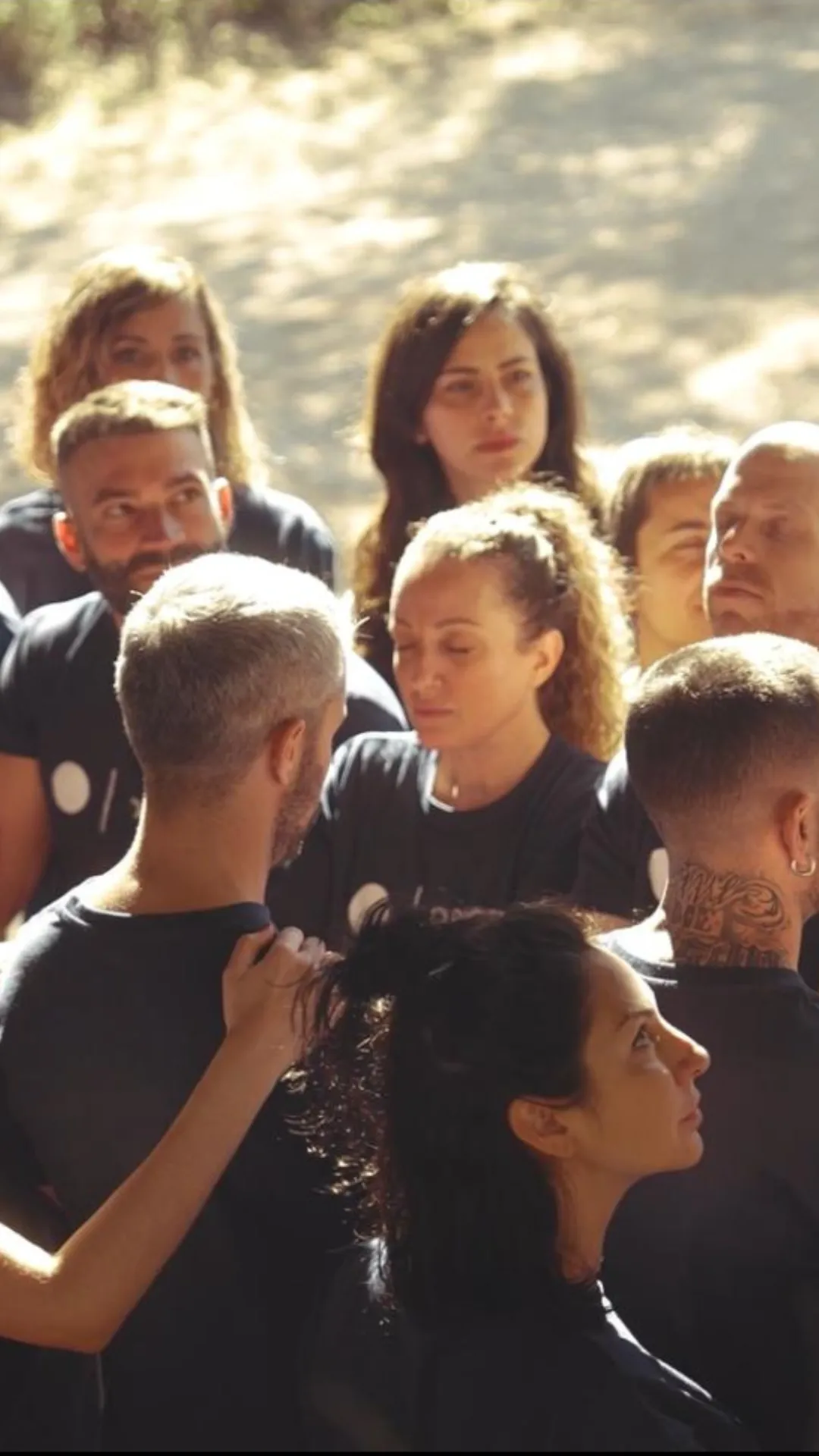 Fachada y jardín de finca rural al atardecer, tonos naturales y atmósfera cálida y acogedora.
