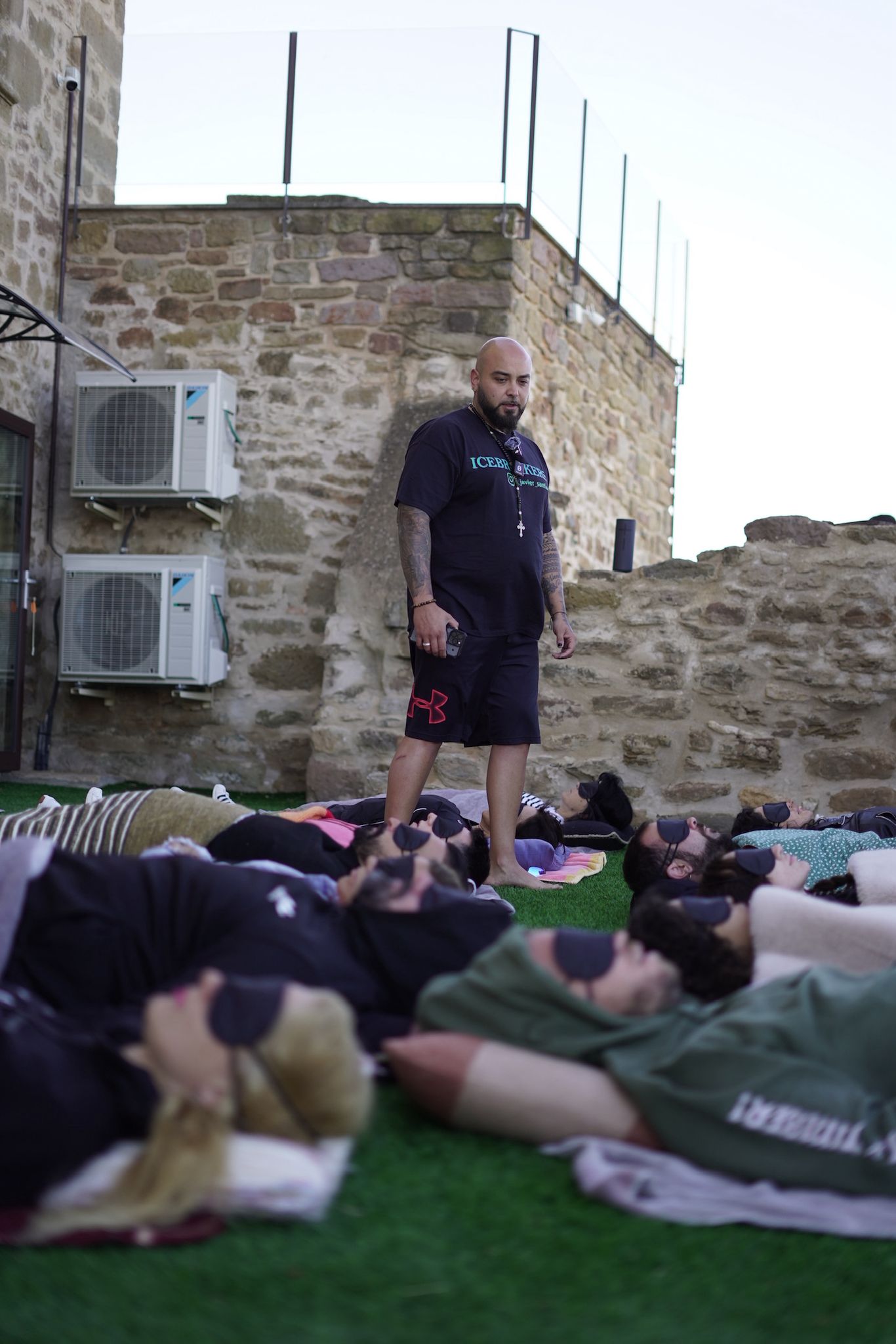 Fachada y jardín de finca rural al atardecer, tonos naturales y atmósfera cálida y acogedora.