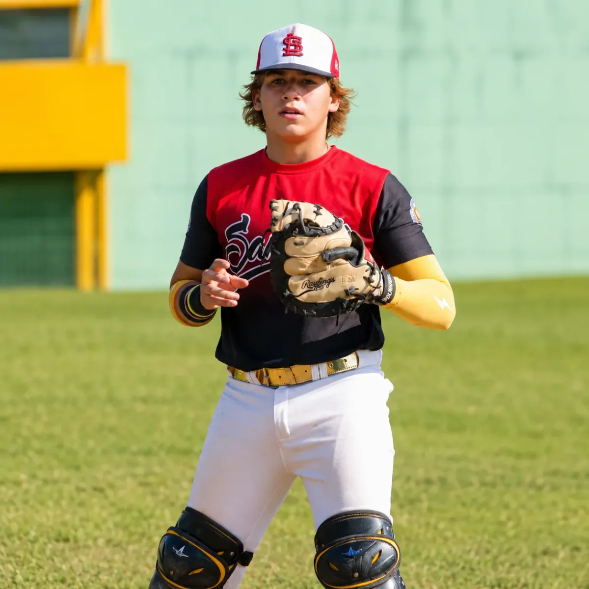 Armando Ávila in full catcher's gear on the field (Armando Ávila con el equipo completo de catcher en el campo)
