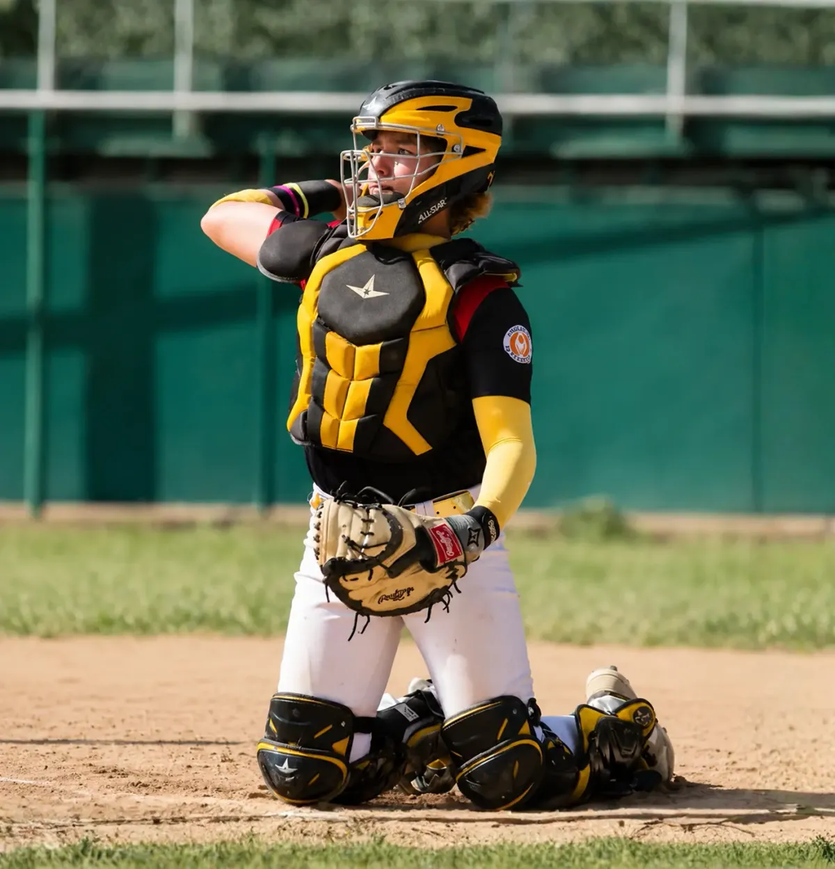 Armando Ávila, catcher, in his crouch behind home plate (Armando Ávila, catcher, en cuclillas detrás del plato)