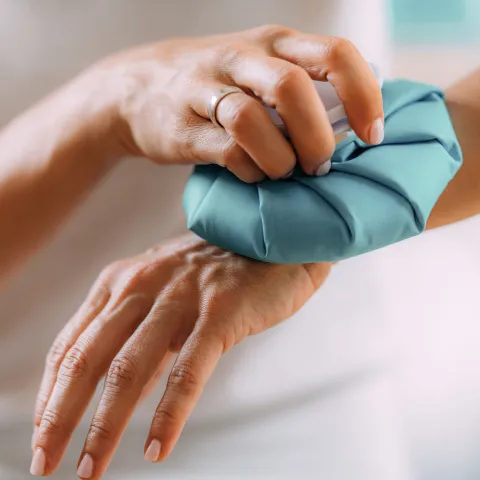 Illustration showing causes of joint discomfort: inflammation and poor recovery