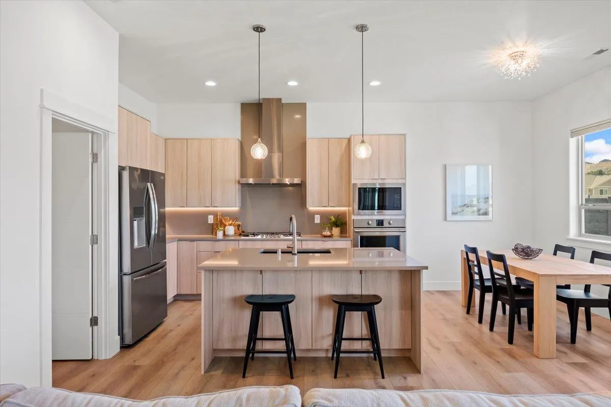 Tri-Cities Washington homeowner planning how to sell and buy a home at the same time in Richland, Kennewick, Pasco, West Richland, and Benton City