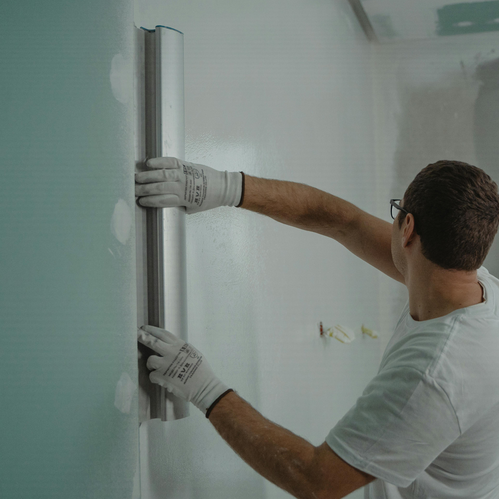 Wallpaper removal and repainting service