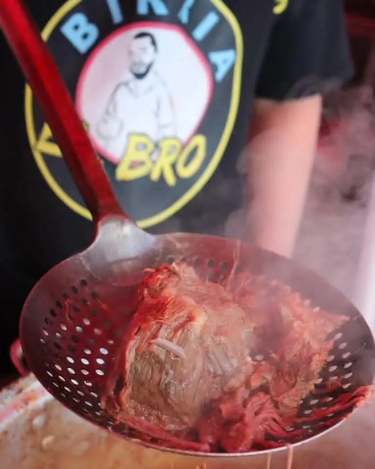 Paquete de sazón para birria con ingredientes frescos