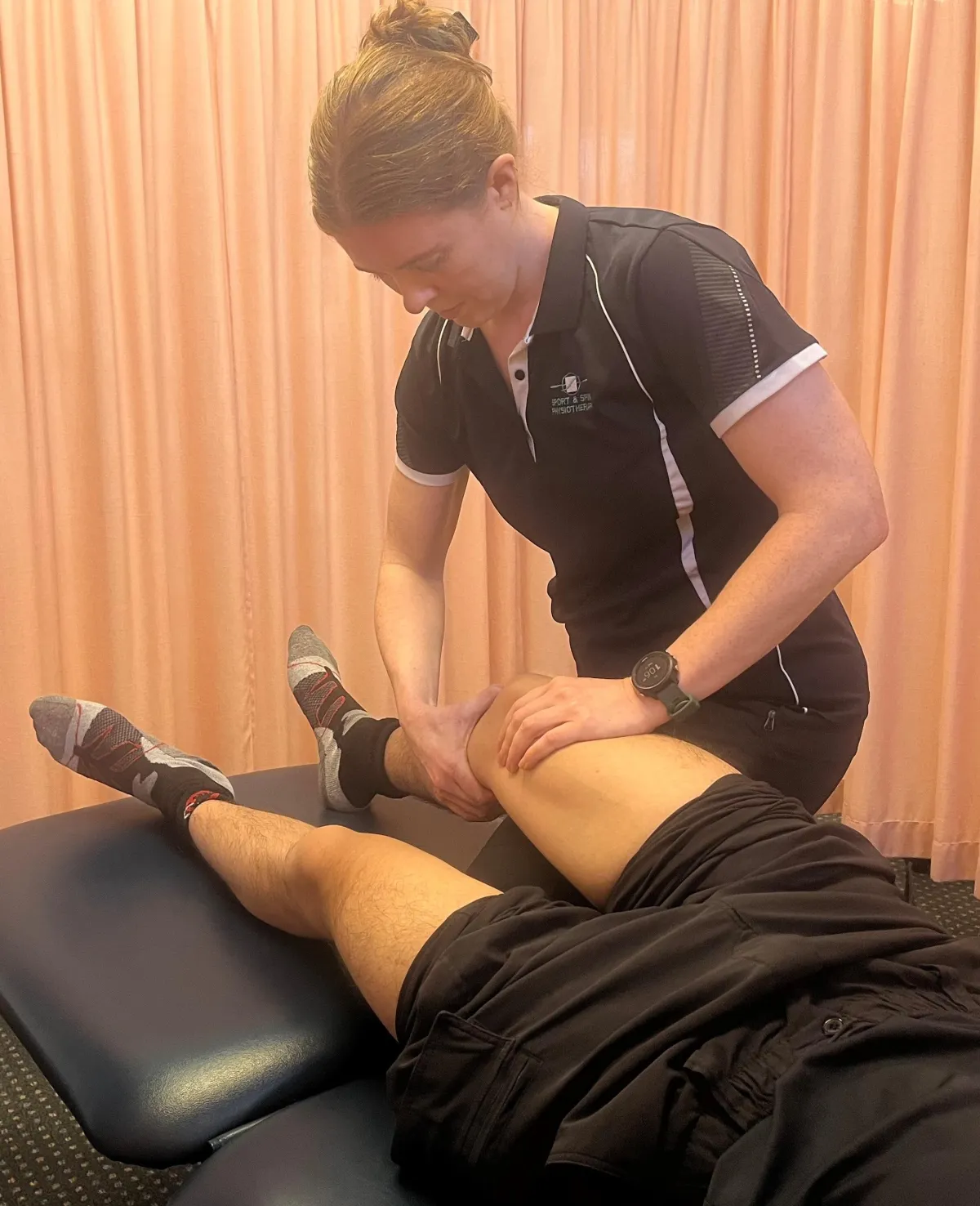 Physio treating knee pain