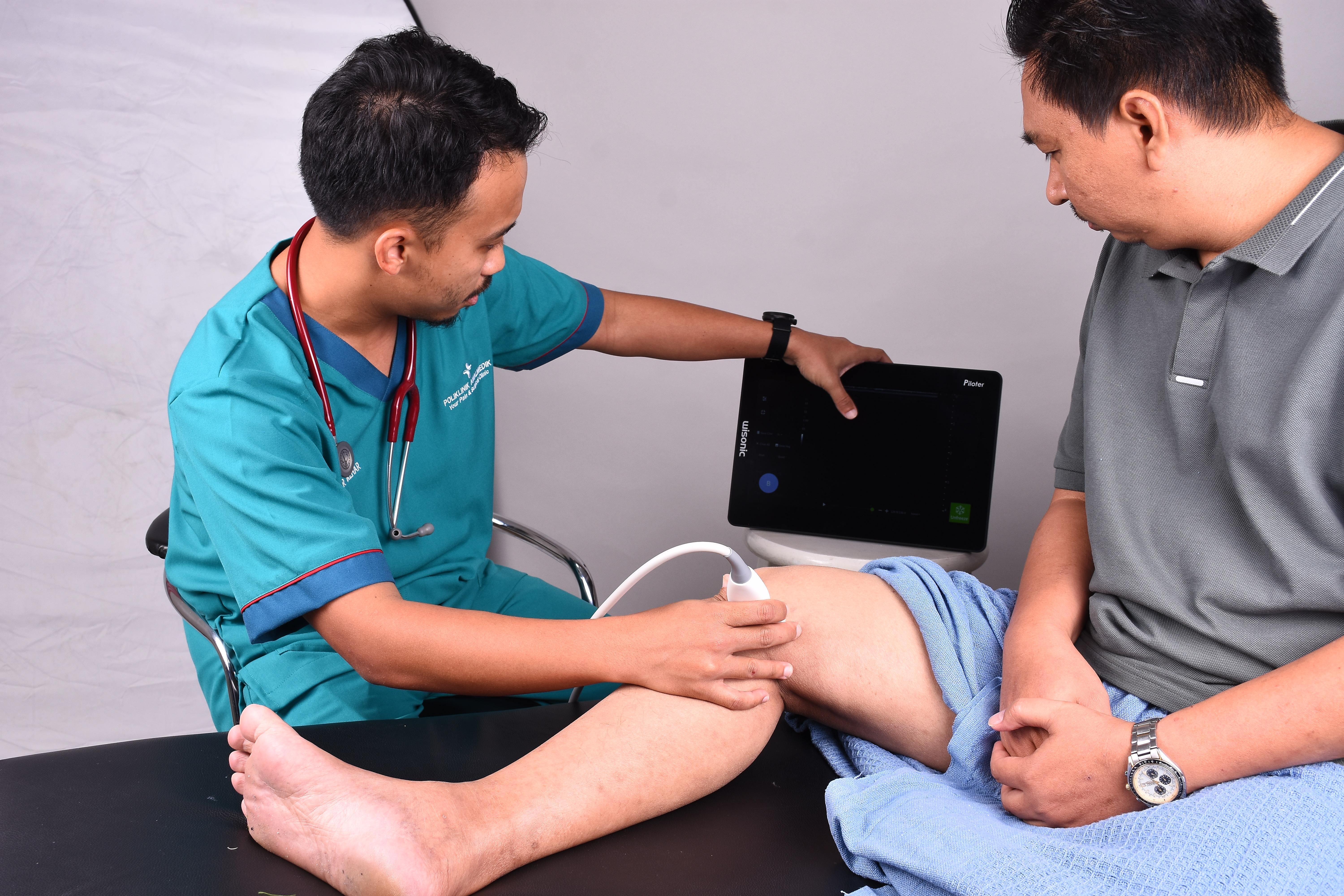 Dokter Klinik Relieva sedang memeriksa pasien di ruang praktek modern