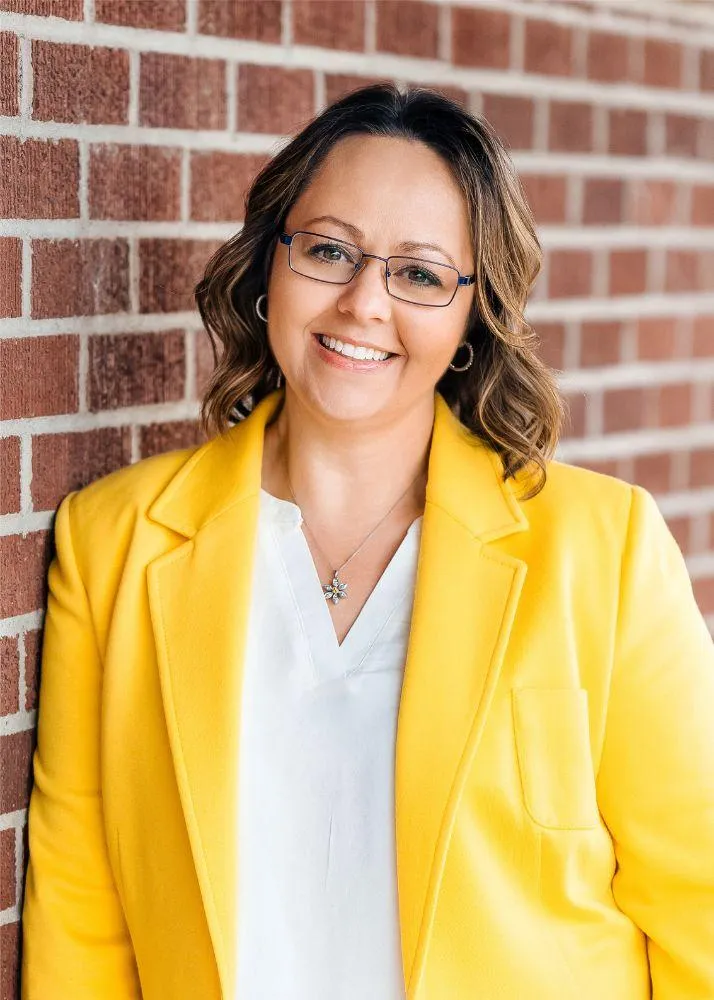 Headshot of Lisa Binggeli, top real estate broker, mentor, and creator of Agent Leader and The Brokerage Firm Fix, known for her high-performance coaching.