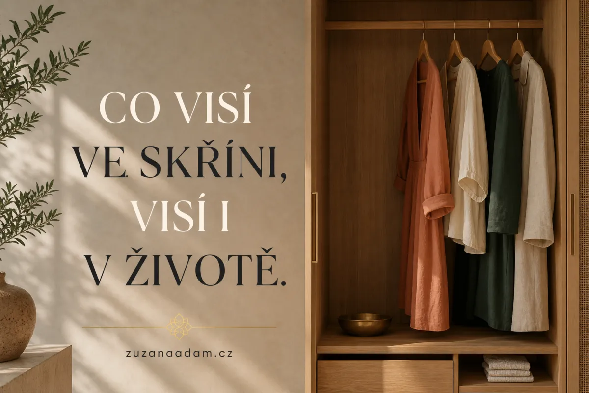 Skříň plná věcí, co nenosíš. A ty se divíš, proč nic nového nepřichází.