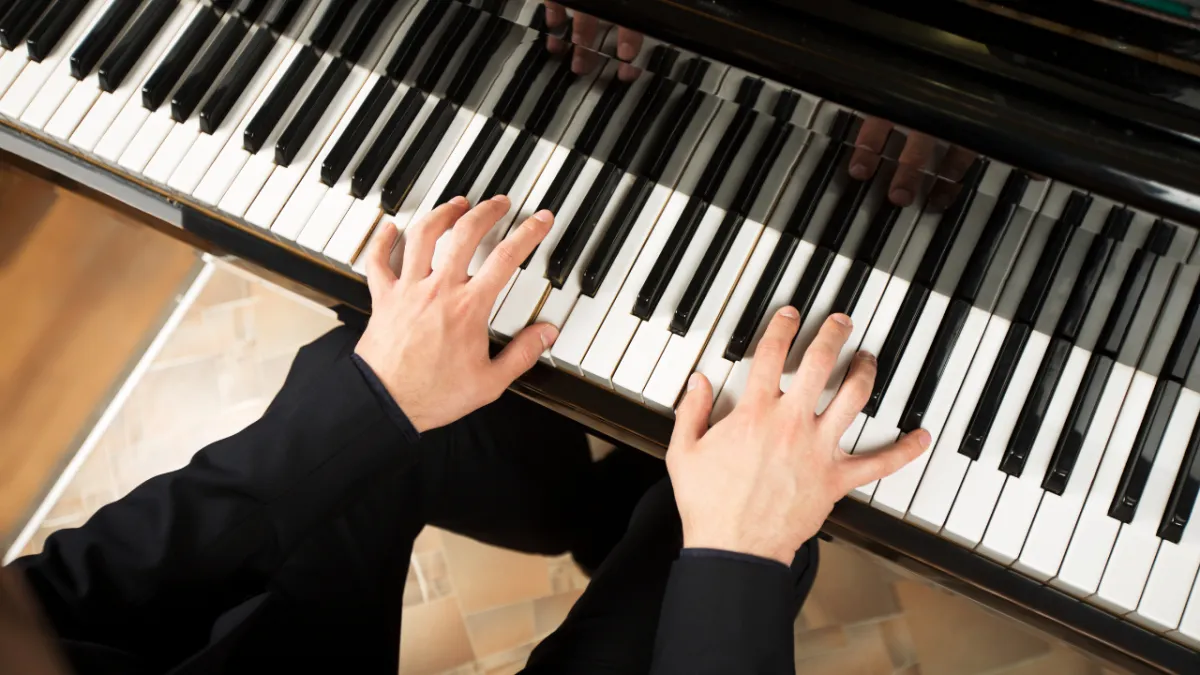 hands playing the piano