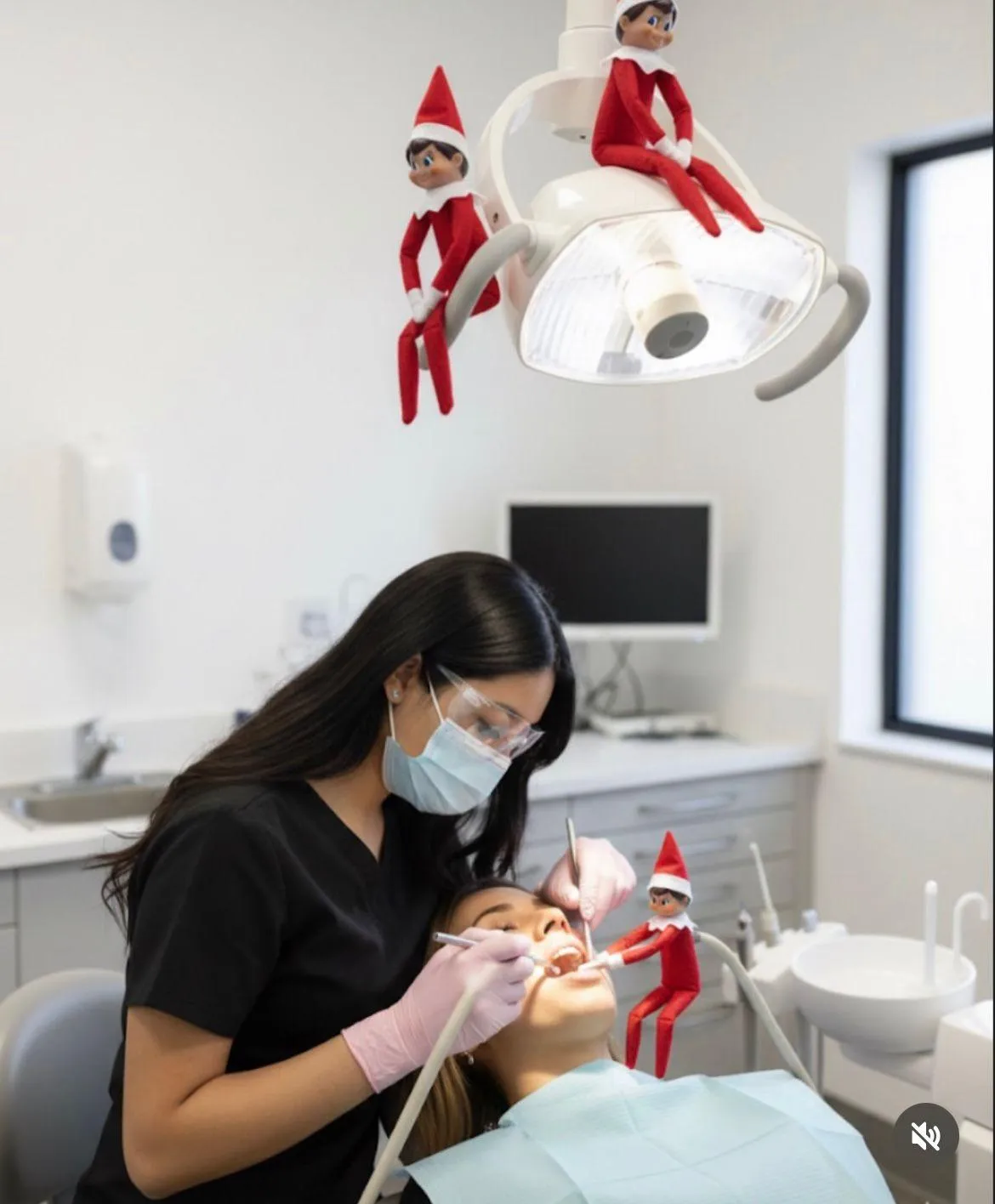 Paciente sonriendo en clínica dental moderna